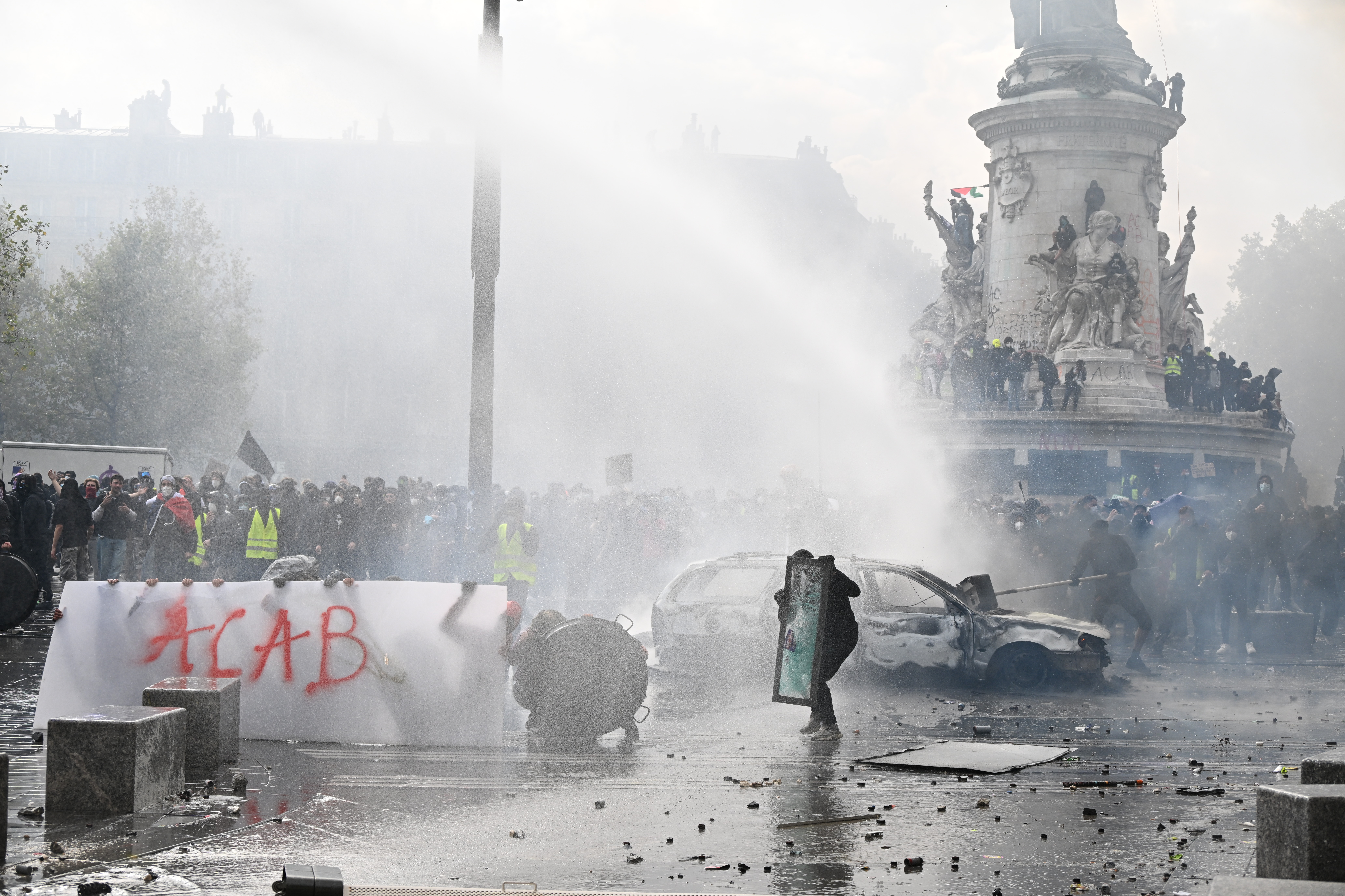 Μαρτυρία Έλληνα στο ΕΡΤnews από το Παρίσι: «Φωτιές και δακρυγόνα σε όλη την πόλη – Τρόμαξα με όσα είδα»