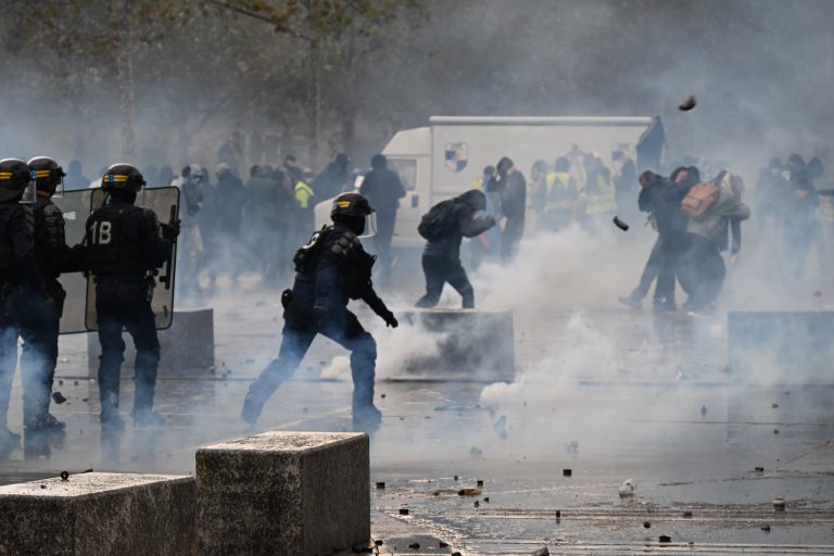 Κάτοικος Παρισιού στο ΕΡΤnews: Λεηλατούν μαγαζιά ανθρώπων της ίδιας κοινωνικής τάξης