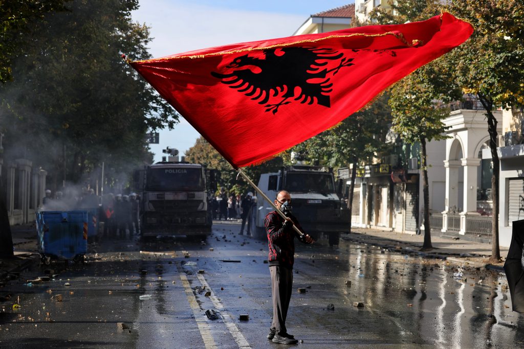 Αλβανία: «Ξηλώθηκαν τα πεζοδρόμια» στα Τίρανα – Στους δρόμους για πέμπτη ημέρα οι διαδηλωτές – Τι μεταδίδει ο απεσταλμένος του ΕΡΤnews