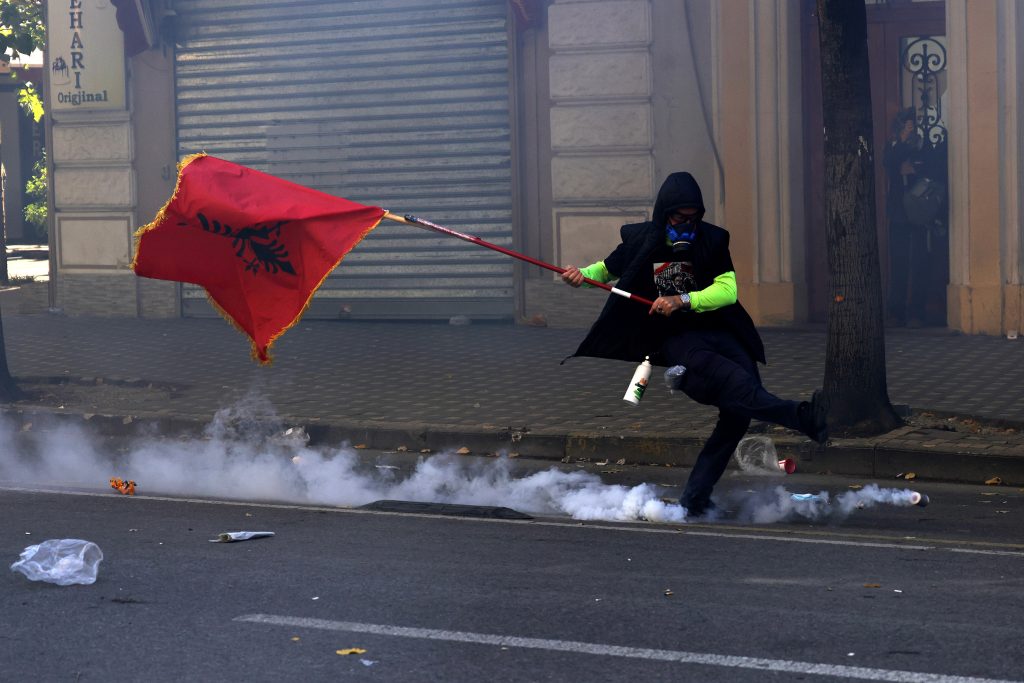Κλιμακώνονται οι αντικυβερνητικές διαδηλώσεις στην Αλβανία: Νέο κάλεσμα για κινητοποιήσεις σήμερα – Τι μεταδίδει ο απεσταλμένος του ΕΡΤnews στα Τίρανα