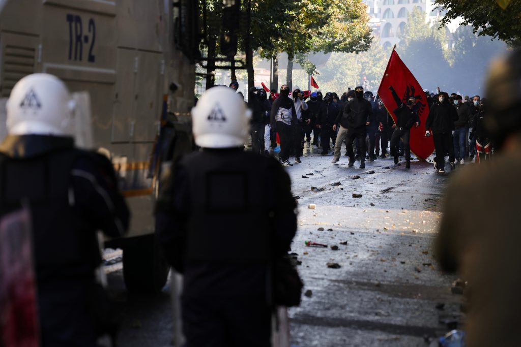 Αλβανία: «Ξηλώθηκαν τα πεζοδρόμια» στα Τίρανα – Στους δρόμους για πέμπτη ημέρα οι διαδηλωτές – Τι μεταδίδει ο απεσταλμένος του ΕΡΤnews