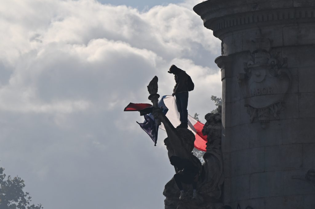 Στις φλόγες η Γαλλία: Σκηνές χάους σε Παρίσι, Μασσαλία και Λυών – Ακρωτηριάστηκε διαδηλωτής στο Σεντ Ετιέν