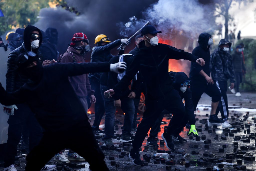 Το ΕΡΤnews στην Αλβανία: Σκηνικό πολέμου στα Τίρανα για έκτη ημέρα – Ο Ράμα ξήλωσε τα πεζοδρόμια έξω από το γραφείο του