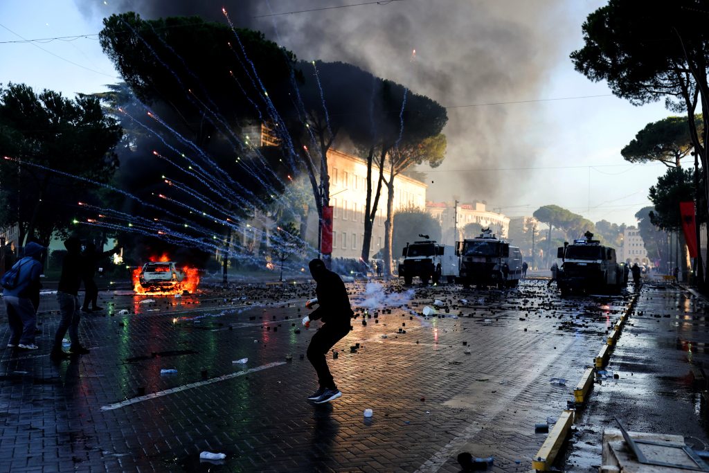 Κλιμακώνονται οι αντικυβερνητικές διαδηλώσεις στην Αλβανία: Νέο κάλεσμα για κινητοποιήσεις σήμερα – Τι μεταδίδει ο απεσταλμένος του ΕΡΤnews στα Τίρανα