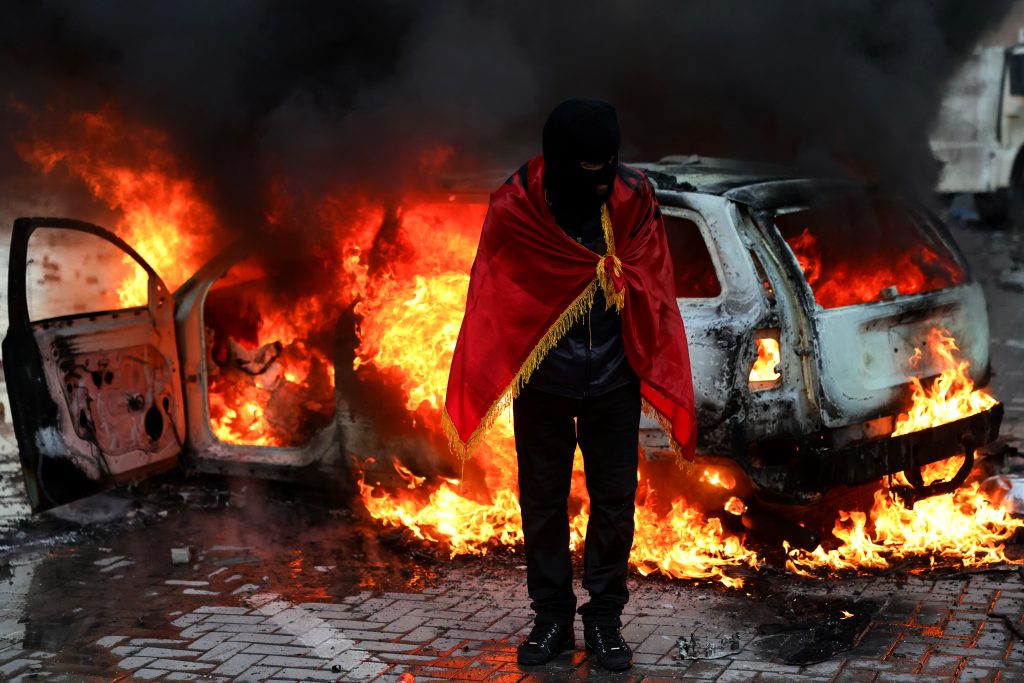 Το ΕΡΤnews στην Αλβανία: Σκηνικό πολέμου στα Τίρανα για έκτη ημέρα – Ο Ράμα ξήλωσε τα πεζοδρόμια έξω από το γραφείο του