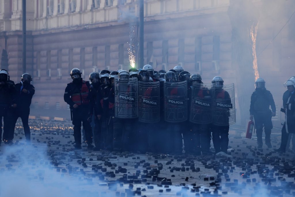 Το ΕΡΤnews στην Αλβανία: Πεδίο μάχης τα Τίρανα – Άγριες συγκρούσεις και δεκάδες τραυματίες