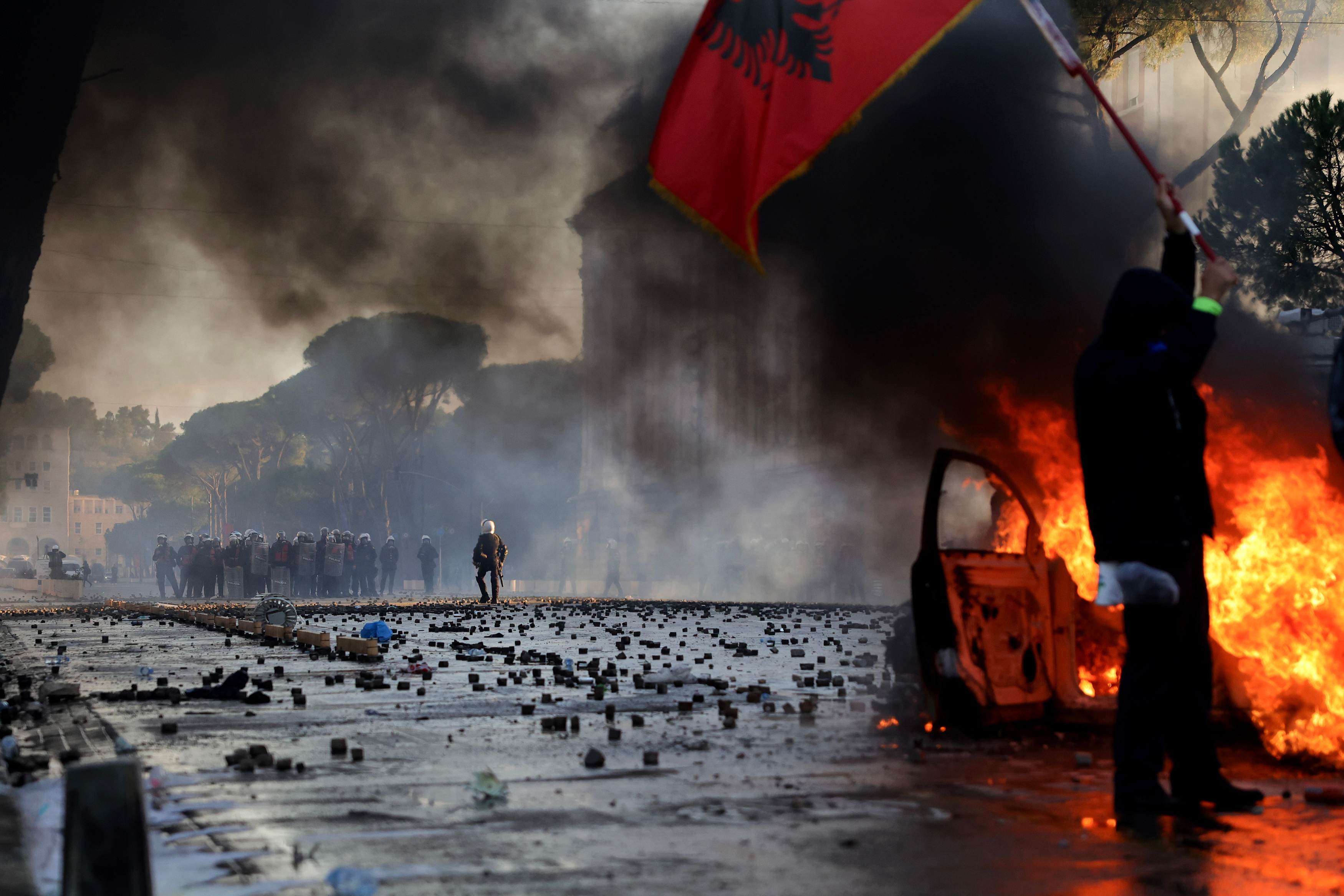 Κλιμακώνονται οι αντικυβερνητικές διαδηλώσεις στην Αλβανία: Νέο κάλεσμα για κινητοποιήσεις σήμερα – Τι μεταδίδει ο απεσταλμένος του ΕΡΤnews στα Τίρανα