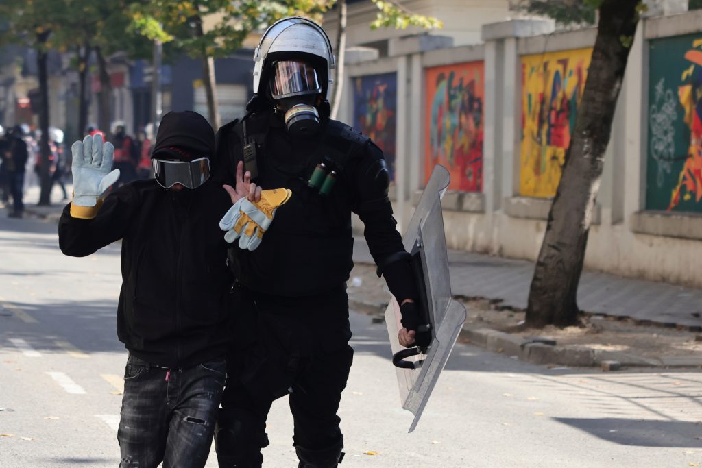 Το ΕΡTnews στην Αλβανία: Καθημερινά πεδίο μάχης τα Τίρανα – Ζημιές στα γραφεία του Σοσιαλιστικού Κόμματος