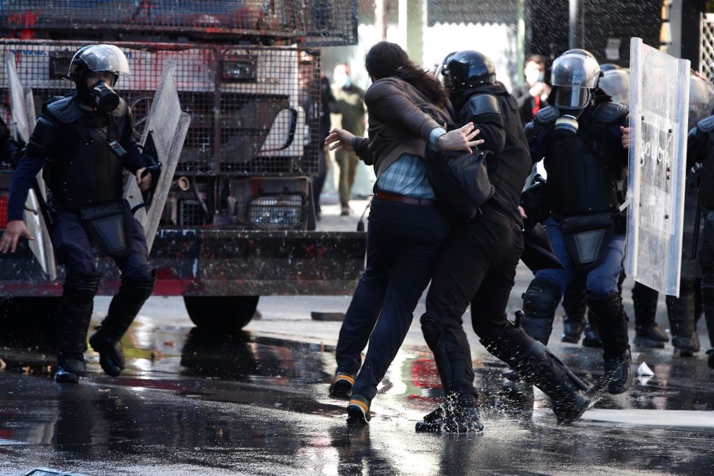 Το ΕΡΤnews στην Αλβανία: Πεδίο μάχης τα Τίρανα – Άγριες συγκρούσεις και δεκάδες τραυματίες