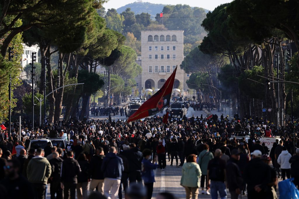 Το ΕΡTnews στην Αλβανία: Καθημερινά πεδίο μάχης τα Τίρανα – Ζημιές στα γραφεία του Σοσιαλιστικού Κόμματος