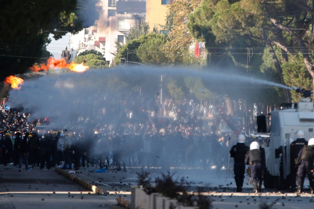 Αλβανία: 28 τραυματίες σε νέα επεισόδια – Τι ζητούν οι διαδηλωτές εκτός από την παραίτηση Ράμα
