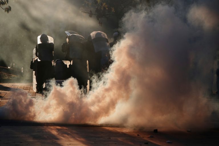 Καζάνι που βράζει η Αλβανία: Μολότοφ και πύρινα οδοφράγματα στα Τίρανα – Επιμένουν στην παραίτηση Ράμα οι διαδηλωτές