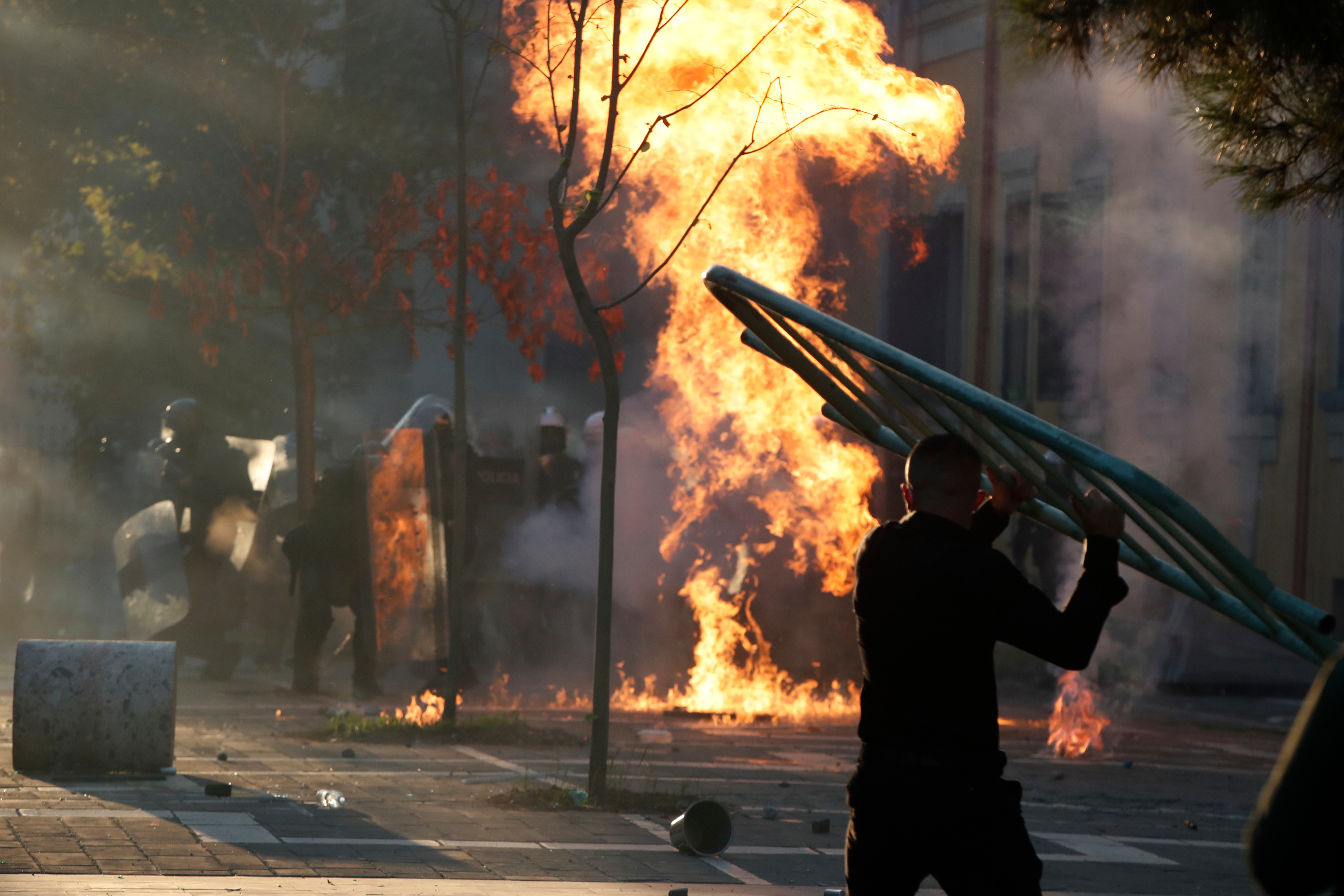 Το ΕΡΤnews στην Αλβανία: Άγρια επεισόδια στα Τίρανα – Χιλιάδες ζητούν την παραίτηση Ράμα