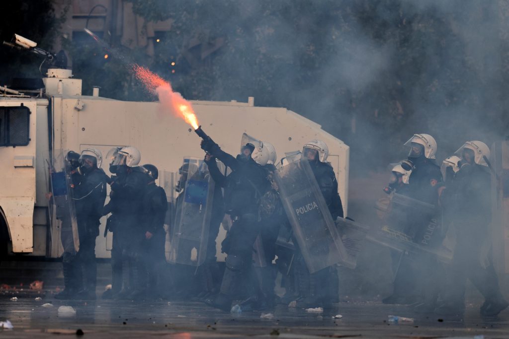 Το ΕΡTnews στην Αλβανία: Καθημερινά πεδίο μάχης τα Τίρανα – Ζημιές στα γραφεία του Σοσιαλιστικού Κόμματος