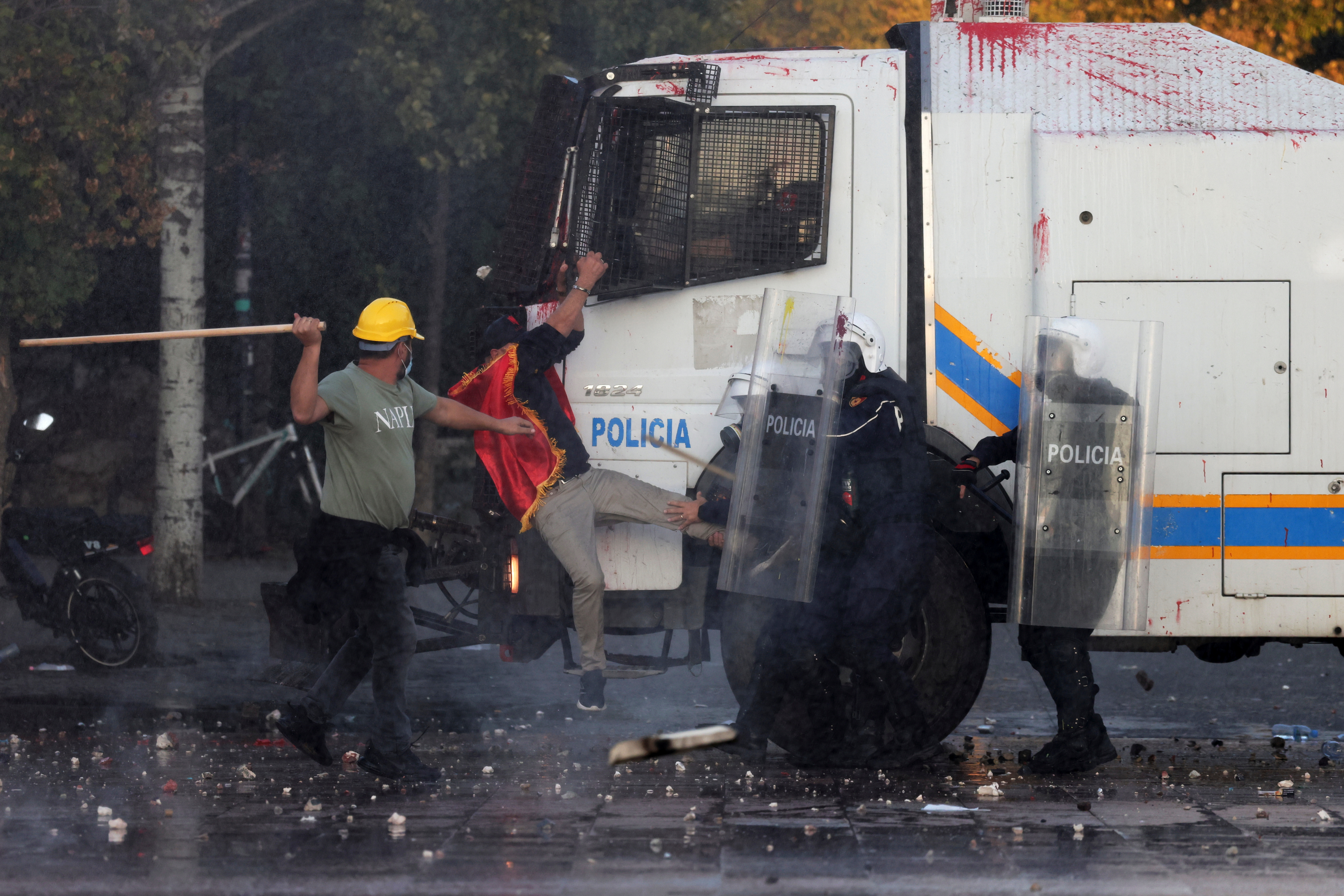 Αλβανία: 28 τραυματίες σε νέα επεισόδια – Τι ζητούν οι διαδηλωτές εκτός από την παραίτηση Ράμα