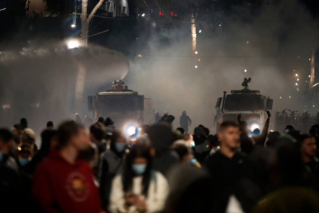 Καζάνι που βράζει η Αλβανία: Μολότοφ και πύρινα οδοφράγματα στα Τίρανα – Επιμένουν στην παραίτηση Ράμα οι διαδηλωτές