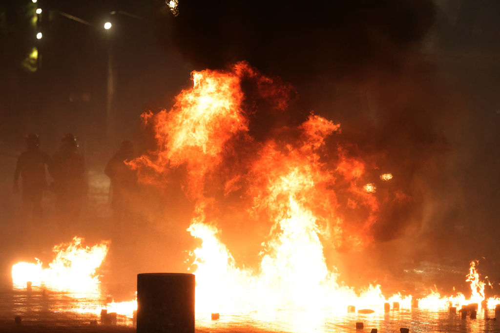 Καζάνι που βράζει η Αλβανία: Μολότοφ και πύρινα οδοφράγματα στα Τίρανα – Επιμένουν στην παραίτηση Ράμα οι διαδηλωτές