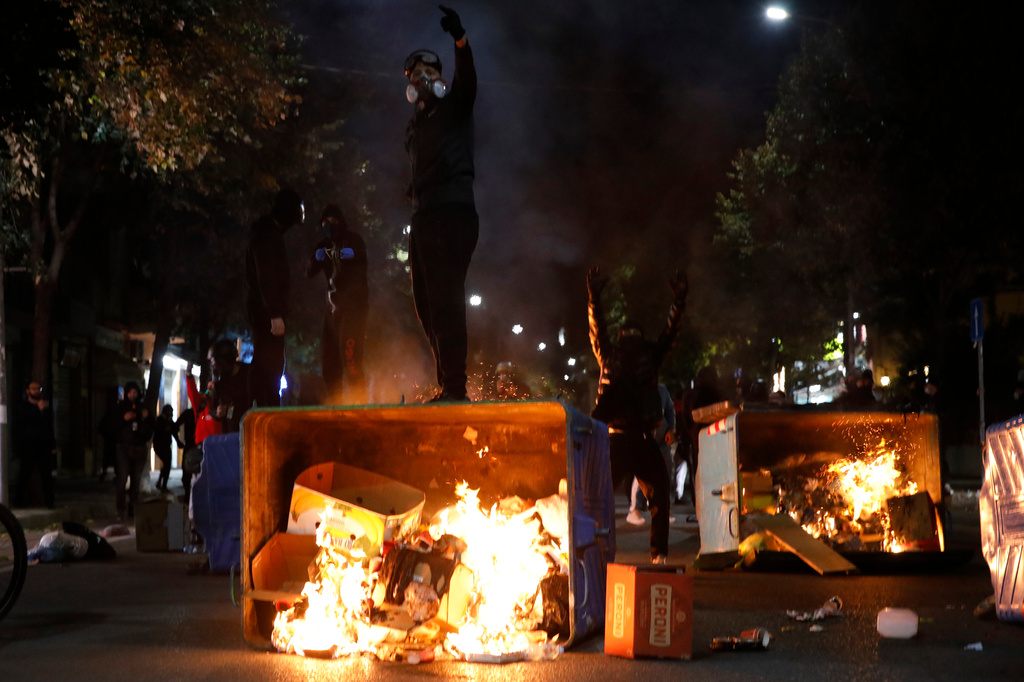 Καζάνι που βράζει η Αλβανία: Μολότοφ και πύρινα οδοφράγματα στα Τίρανα – Επιμένουν στην παραίτηση Ράμα οι διαδηλωτές