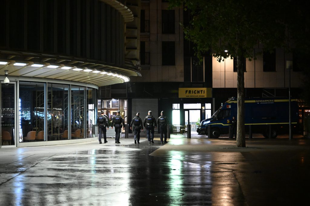 Γαλλία: Σχεδόν 2.500 συλλήψεις και 3.000 καταστήματα με ζημιές – Απαγορεύσεις κυκλοφορίας και απόψε προανήγγειλε ο Λεκορνί