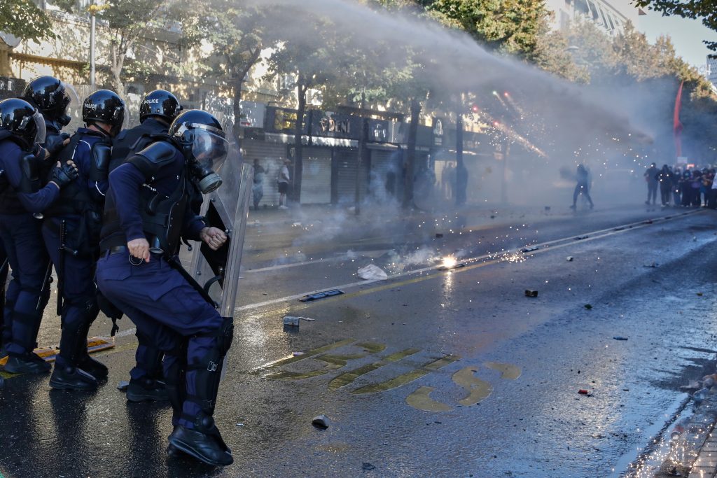Aλβανία: Νέες διαδηλώσεις ενάντια στις «καρέκλες διαλόγου» που έστησε ο Έντι Ράμα – Το ΕΡΤnews στα Τίρανα