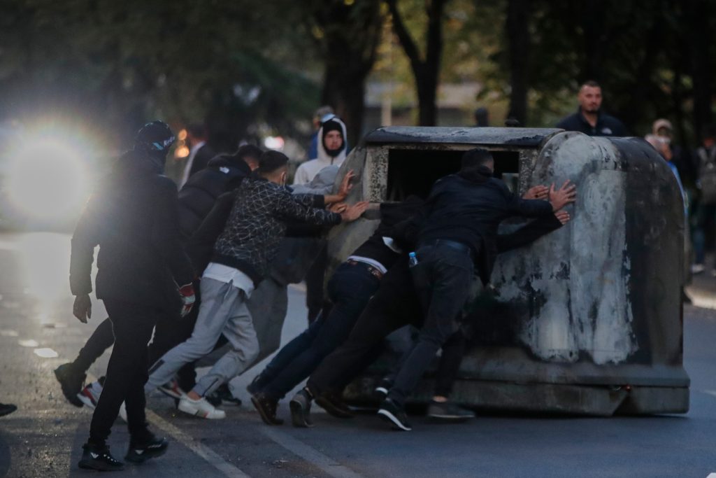 Aλβανία: Νέες διαδηλώσεις ενάντια στις «καρέκλες διαλόγου» που έστησε ο Έντι Ράμα – Το ΕΡΤnews στα Τίρανα