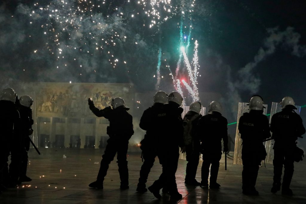 Aλβανία: Νέες διαδηλώσεις ενάντια στις «καρέκλες διαλόγου» που έστησε ο Έντι Ράμα – Το ΕΡΤnews στα Τίρανα