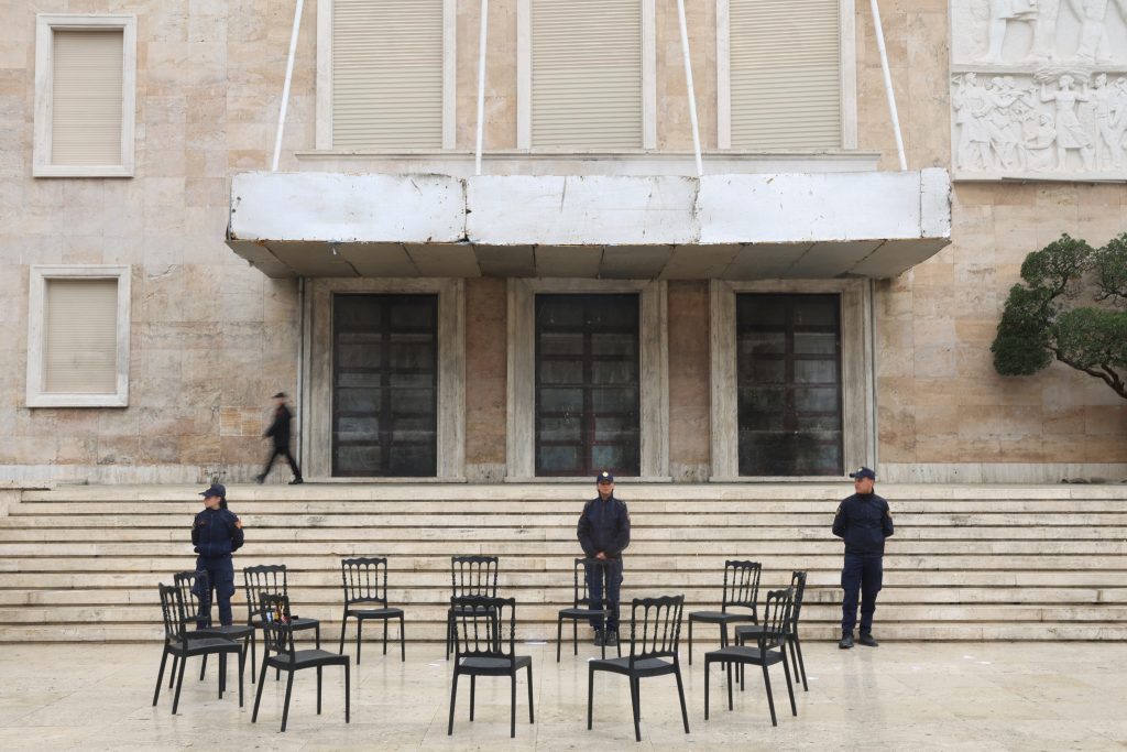 Aλβανία: Νέες διαδηλώσεις ενάντια στις «καρέκλες διαλόγου» που έστησε ο Έντι Ράμα – Το ΕΡΤnews στα Τίρανα