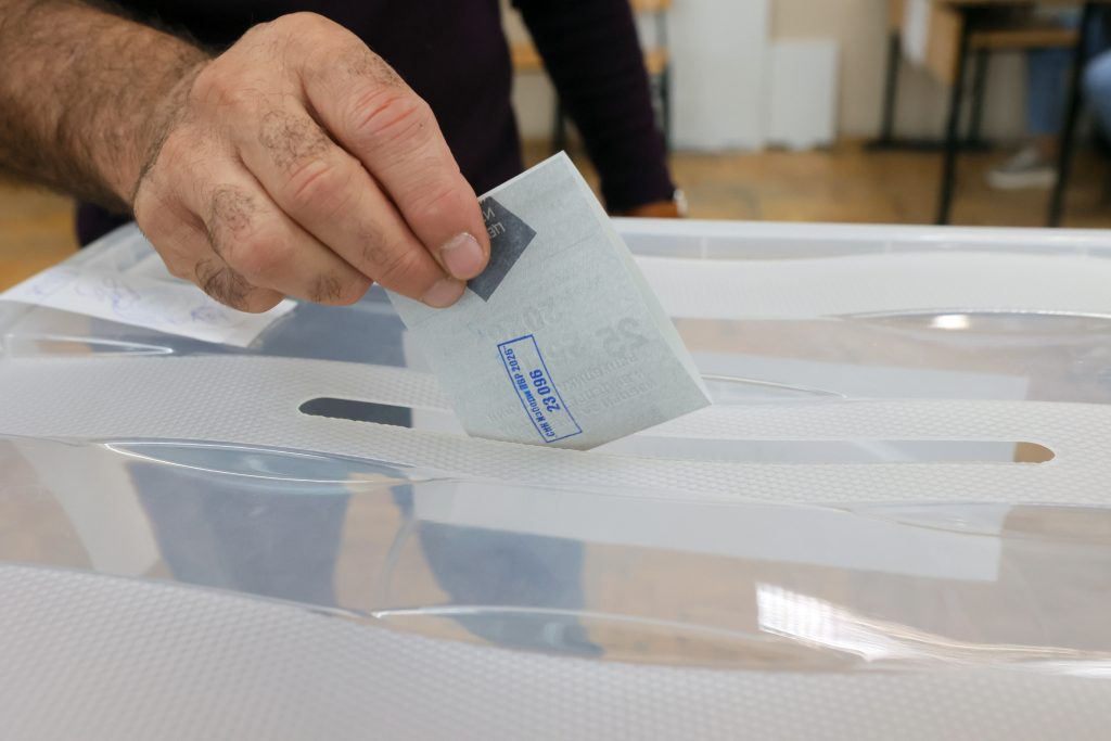 Βουλγαρία: Στις κάλπες για τις προεδρικές εκλογές με φόντο τις επιθέσεις σε πλοία στη Μαύρη Θάλασσα – Φαβορί η Ιότοβα