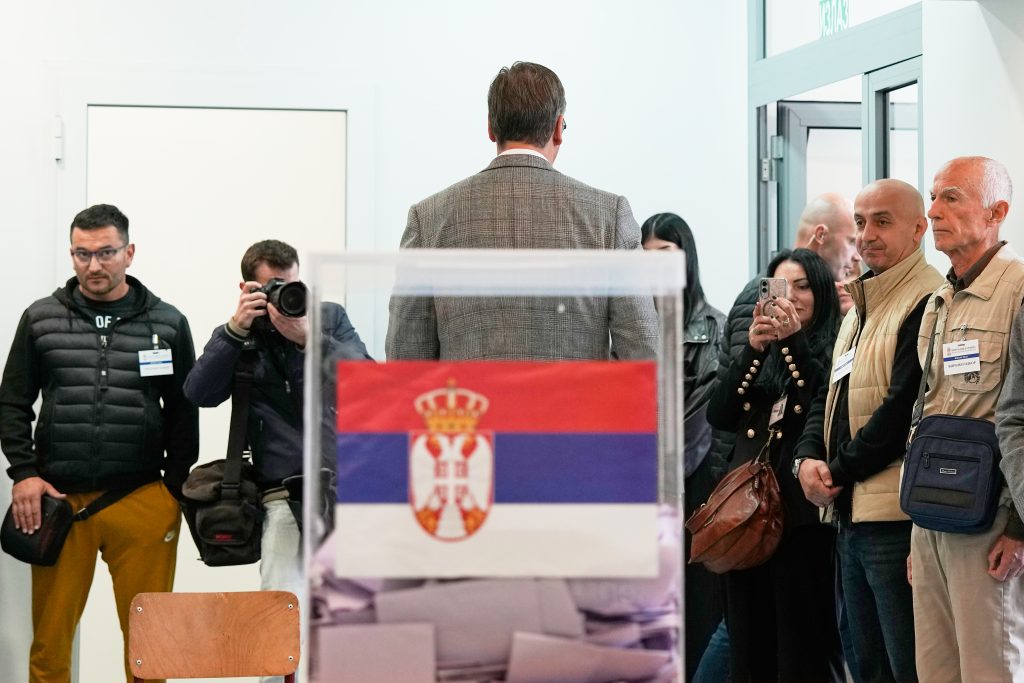 Εκλογές στη Σερβία: Υψηλή προσέλευση και καταγγελίες από τους φοιτητές για εξαγορά ψήφων