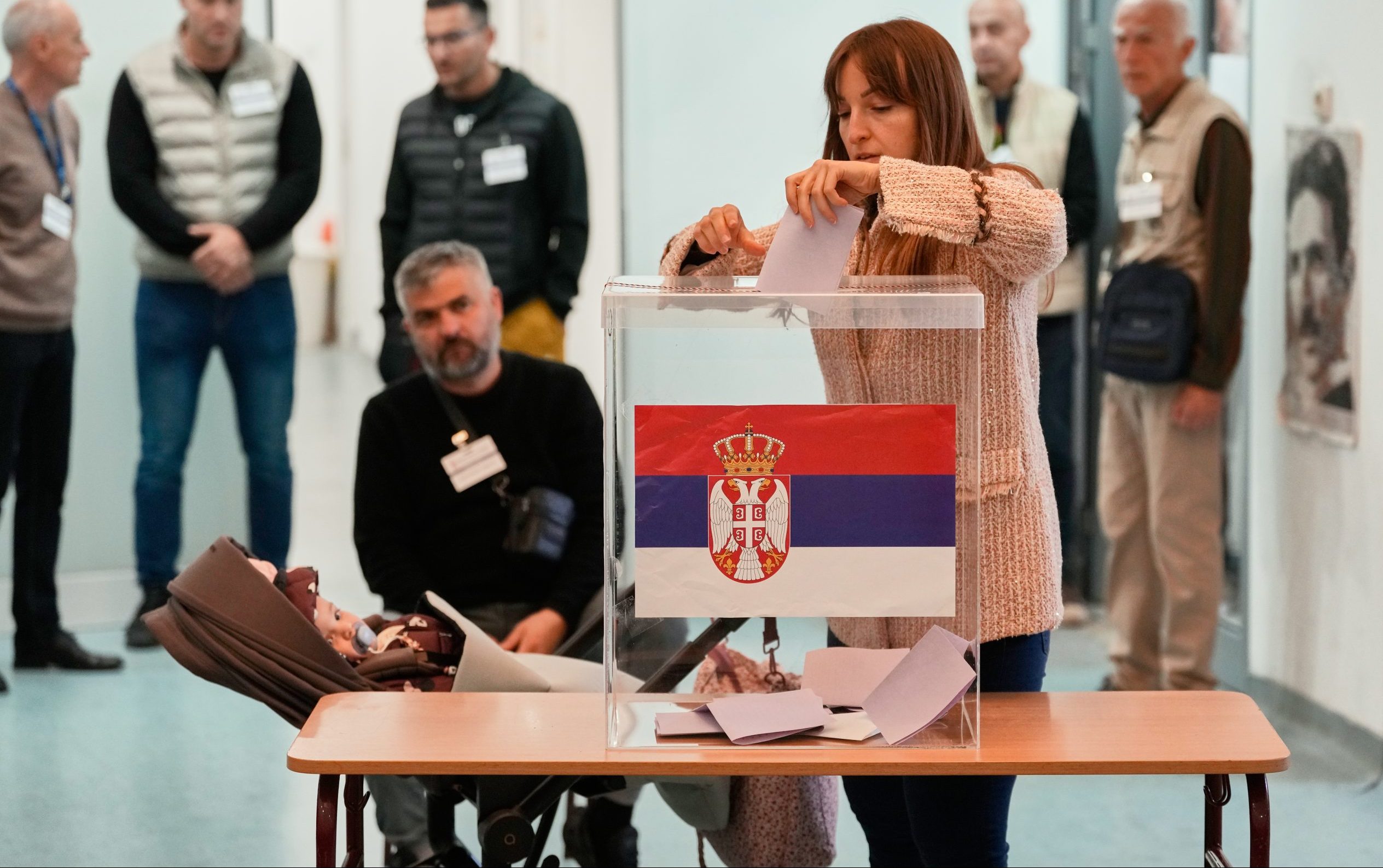 Εκλογές στη Σερβία: Υψηλή προσέλευση και καταγγελίες από τους φοιτητές για εξαγορά ψήφων