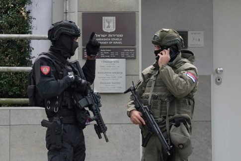 Τραμπ: «Πολύ σύντομα» θα οργανωθεί συνάντηση Πούτιν – Ζελένσκι