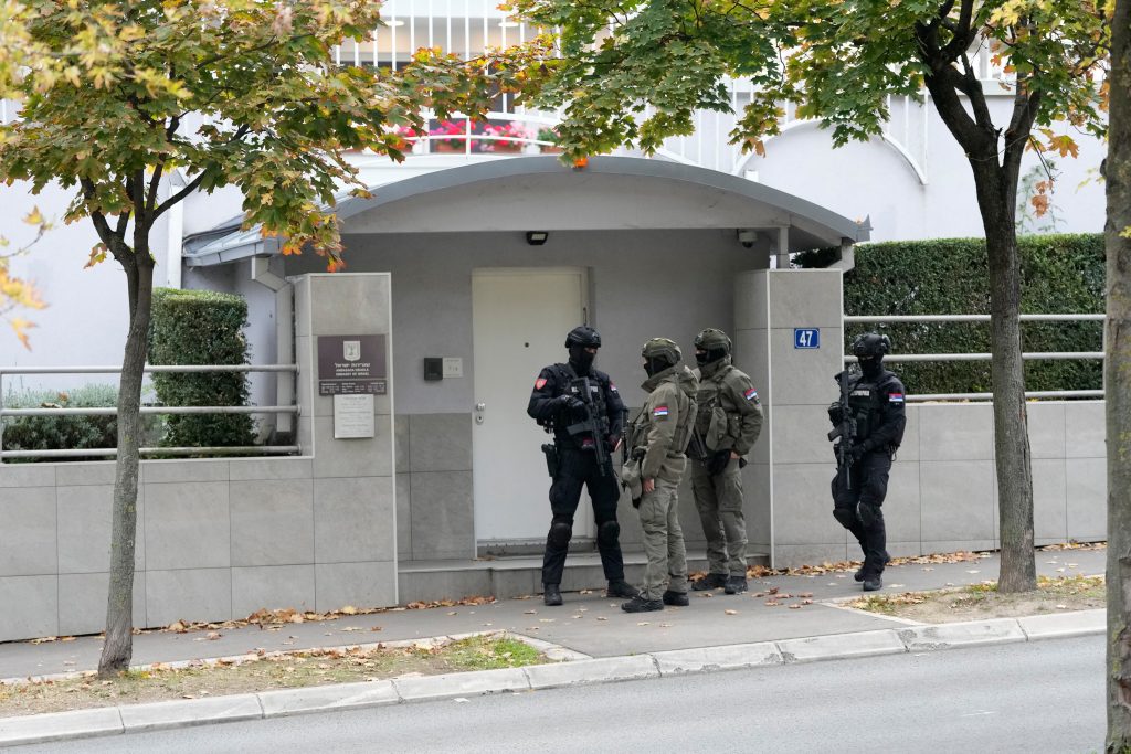 Σε «κόκκινο συναγερμό» η Σερβία: «Τρομοκρατική επίθεση» με μαχαίρι έξω από την ισραηλινή πρεσβεία στο Βελιγράδι – Νεκρός ο ανήλικος δράστης
