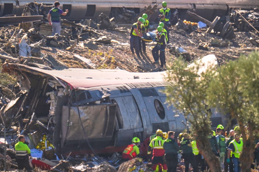 Το ΕΡΤnews στο σημείο της σιδηροδρομικής τραγωδίας στην Ισπανία: Συνεχίζεται η επιχείρηση στα συντρίμμια με 52 σορούς προς ταυτοποίηση