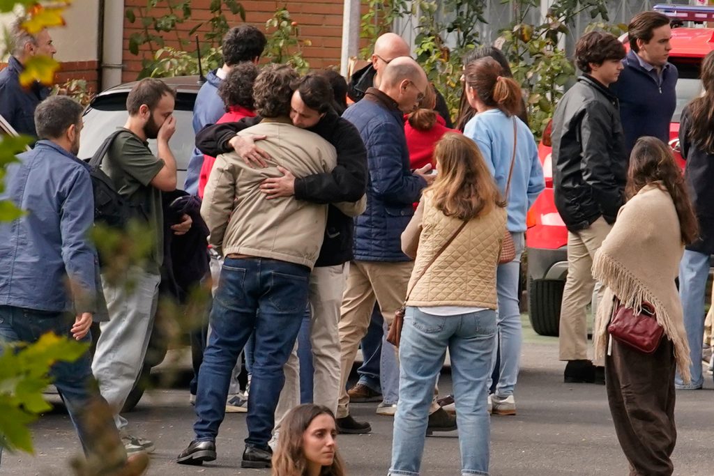 Σύγκρουση τρένων στην Ισπανία: Συνεχίζονται οι έρευνες στα συντρίμμια για επιζώντες, «ίσως υπάρχουν κι άλλα θύματα» – Στους 69 οι νεκροί