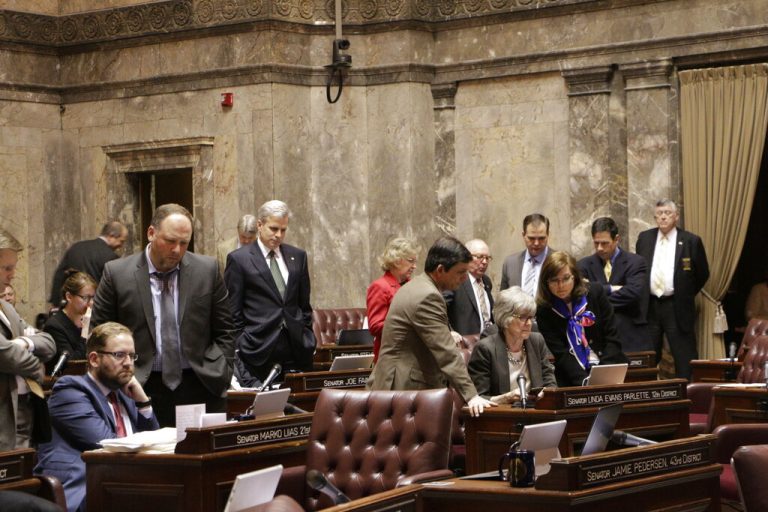ΗΠΑ: Διακομματική ομάδα γερουσιαστών ζητούν την ανάκληση της συμφωνίας για την προμήθεια ρωσικού πετρελαίου