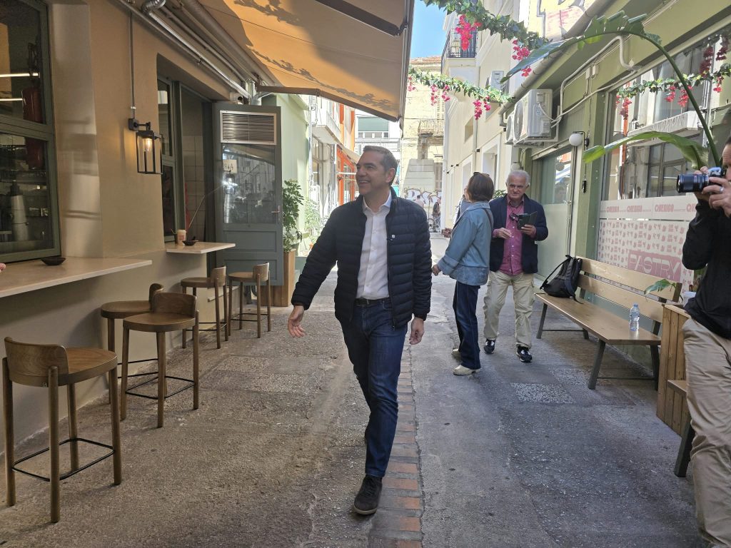 Συνάντηση Τσίπρα με φοιτητές στον Βόλο: «Οι πολιτικές Μητσοτάκη στερούν από τους νέους το δικαίωμα στο όνειρο»