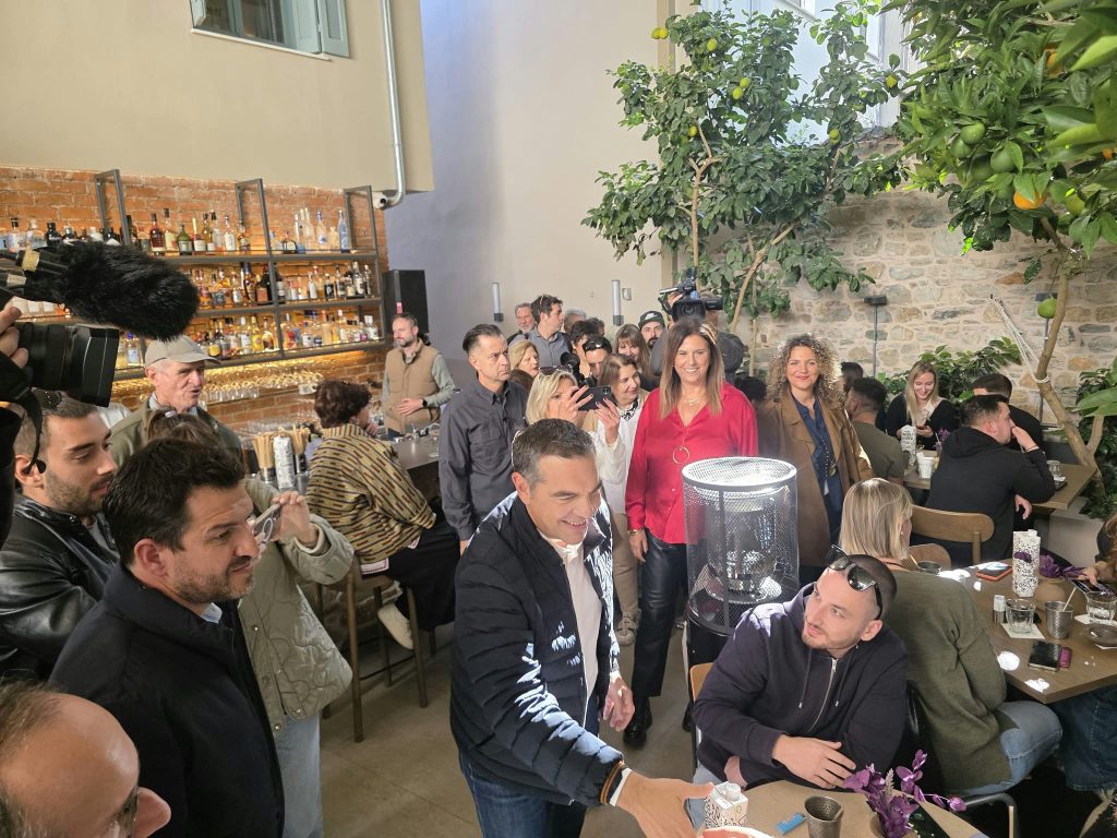 Συνάντηση Τσίπρα με φοιτητές στον Βόλο: «Οι πολιτικές Μητσοτάκη στερούν από τους νέους το δικαίωμα στο όνειρο»