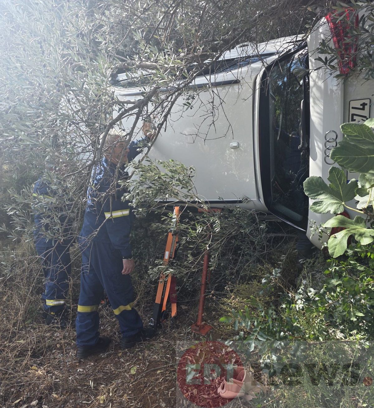 Χίος: Απεγκλωβισμός οδηγού από αυτοκίνητο που έπεσε στο κενό