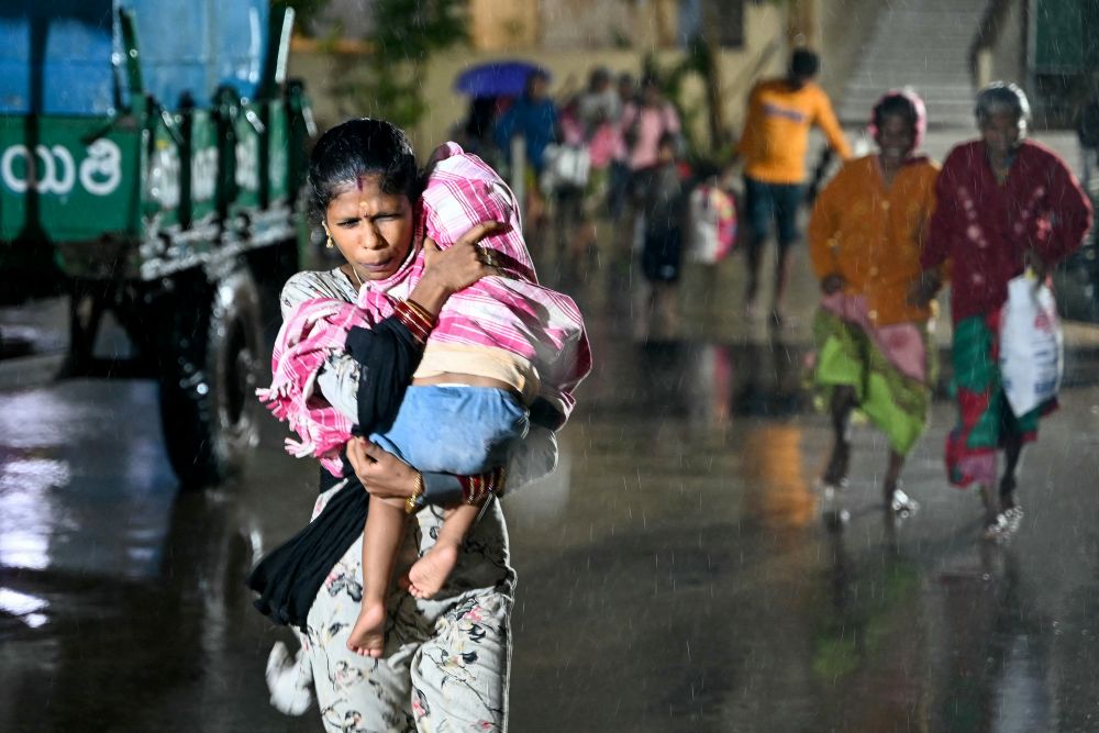 Ινδία: Σχεδόν 100.000 άνθρωποι εγκαταλείπουν τα σπίτια τους λόγω του κυκλώνα Άρναμπ