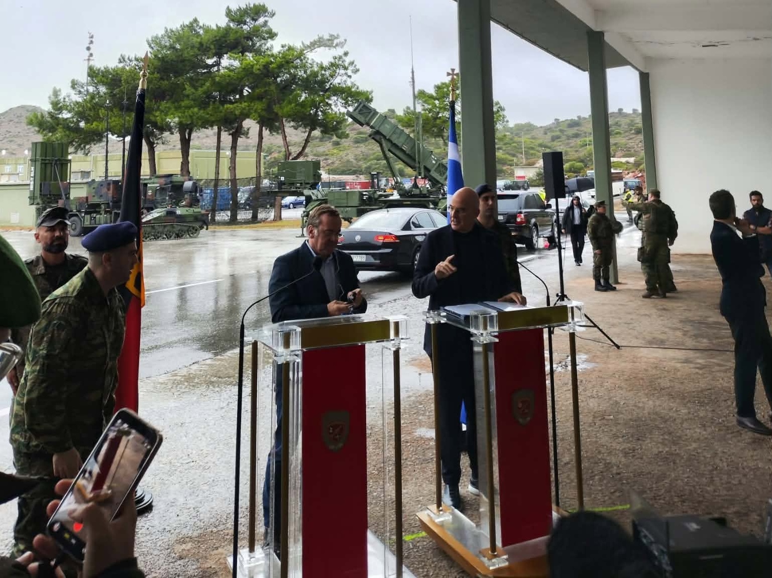 Στο Πεδίο Βολής Κρήτης Δένδιας και Πιστόριους: Δυνατότητα μετάβασης από την απλή συνεργασία στην κοινή παραγωγή αμυντικών συστημάτων