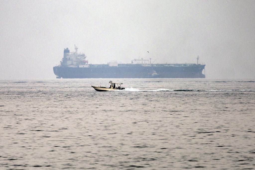 Δεξαμενόπλοιο στις φλόγες στα Στενά του Ορμούζ – Η ανακοίνωση των Φρουρών της Επανάστασης