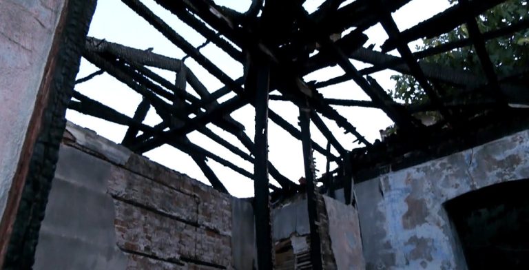 Θεσσαλονίκη: Εγκαταλελειμμένα κτήρια αφημένα στο έλεος του χρόνου – Ερωτήματα για την ασφάλεια των διερχόμενων πολιτών