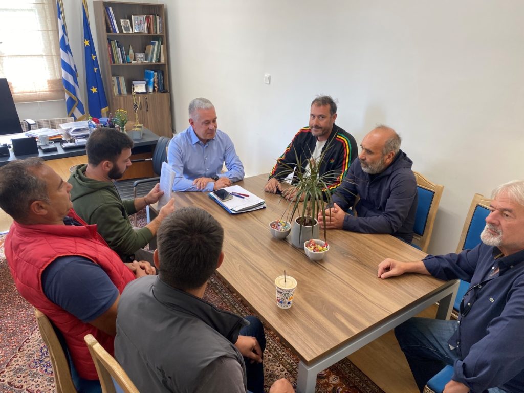 Τρίπολη: Συγκέντρωση ελαιοπαραγωγών έξω από τη Περιφέρεια