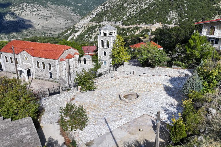 Νέα πλατεία σε χωριό της ορεινής Ολυμπίας
