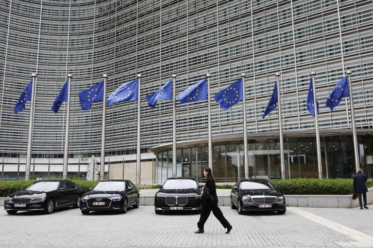 Η Κομισιόν «ανασχεδιάζει» τη διεύρυνση της ΕΕ – Αναστολή ψήφου για παραβιάσεις των αξιών της Ένωσης