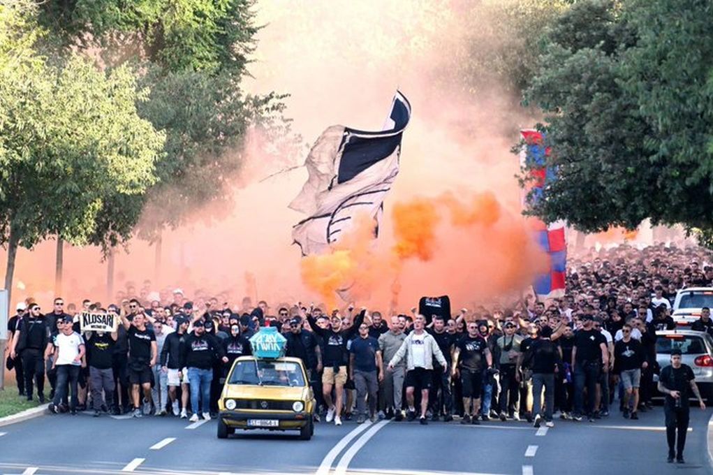 Ανατριχίλα με ναζιστικά συνθήματα και φέρετρο του Άγιαξ στην πορεία των οργανωμένων οπαδών της Χάιντουκ (video)