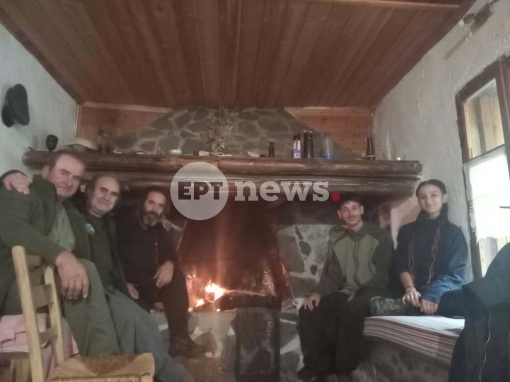 Σταδιακή υποχώρηση των υδάτων στο φαράγγι της Σαμαριάς – Στόχος να απομακρυνθούν την Τετάρτη οι οκτώ εγκλωβισμένοι