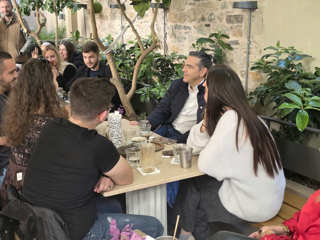 Συνάντηση Τσίπρα με φοιτητές στον Βόλο: «Οι πολιτικές Μητσοτάκη στερούν από τους νέους το δικαίωμα στο όνειρο»