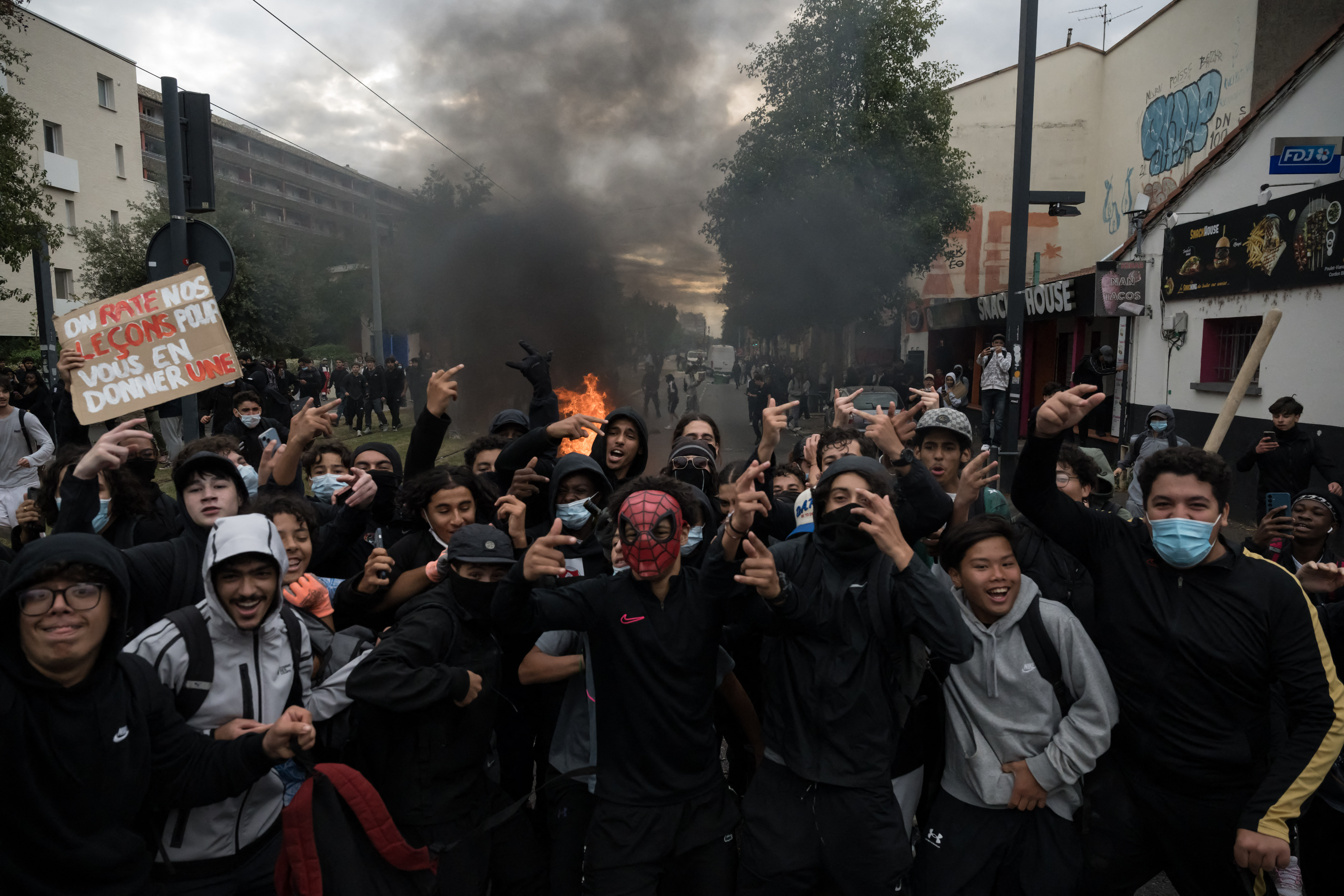 Γαλλία: Εξαπλώνονται οι διαμαρτυρίες στα σχολεία – Η κυβέρνηση κατηγορεί την Ανυπότακτη Γαλλία του Μελανσόν για τις ταραχές