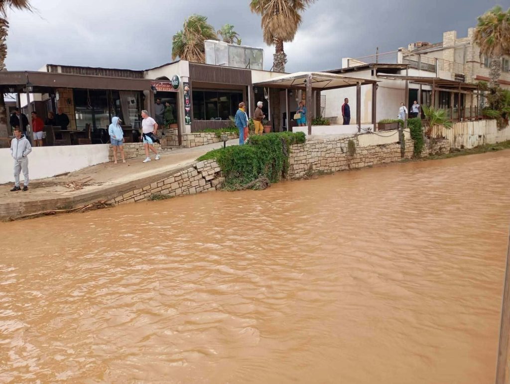 Η κακοκαιρία «χτυπάει» την Κρήτη: Πλημμύρες, καταστροφές και δρόμοι-ποτάμια σε Ηράκλειο και Λασίθι